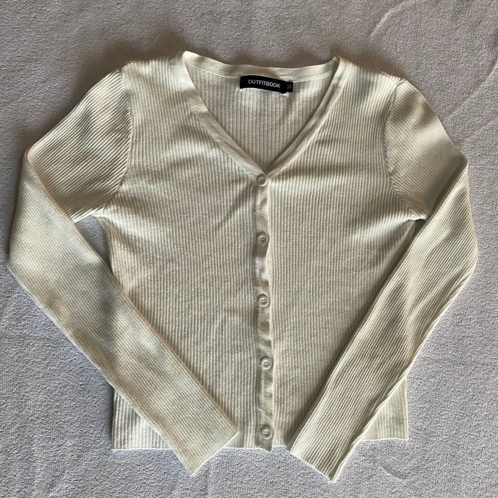 ✨3/10✨OUTFITBOOK Medium Button Up Long Sleeve